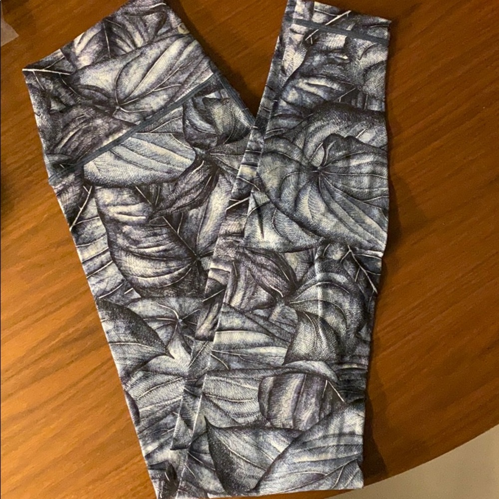 Lululemon WonderUnder HiRise.  Nulux fabric.  Sz 8